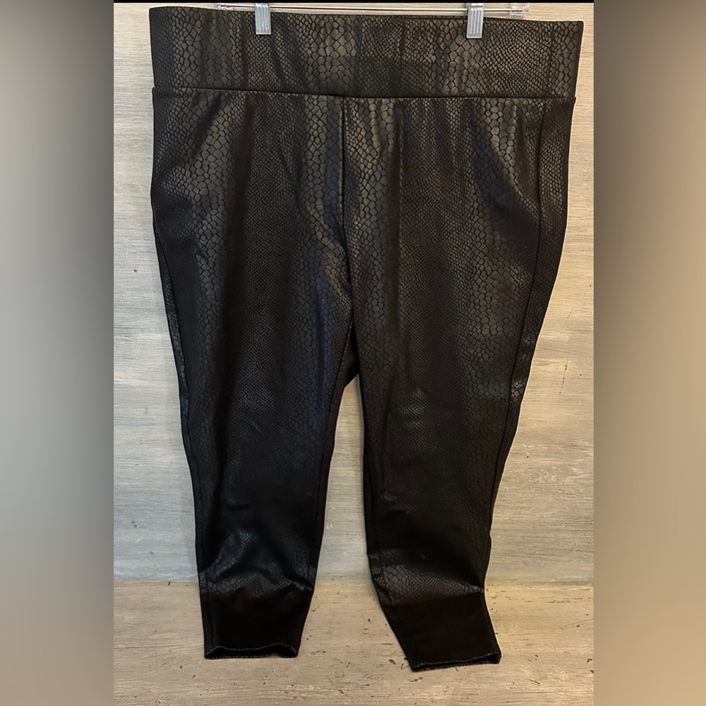 TORRID Pixie Leggings Black Snake Skin Stretch Size 2R  Like New‎